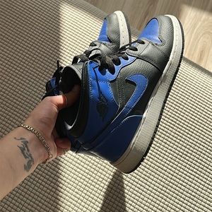 Jordan 1 MID dark blue and black